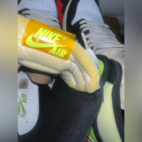 Air Jordan 1 Retro High OG ( Volt Gold ) - Picture 8 of 11